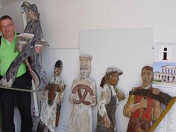Originale aus Holz: Sylvio May von der Werbeagentur bildet die historischen Figuren des Brückenauer Zunftbaumes nach. Foto: Brigitte Kempe-Wolf