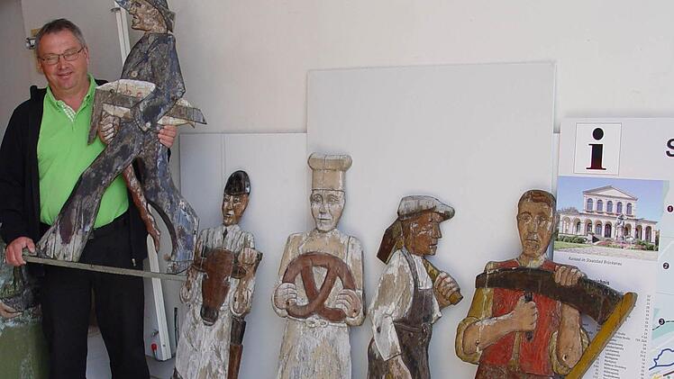 Originale aus Holz: Sylvio May von der Werbeagentur bildet die historischen Figuren des Brückenauer Zunftbaumes nach. Foto: Brigitte Kempe-Wolf