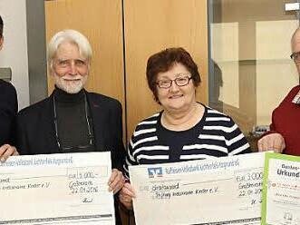 Helga Kern und die Firma Kern übergaben insgesamt 8000 Euro als Spende an die Stiftung für krebskranke Kinder (von links): Roland Kern, Uwe Rendigs, Helga Kern, Hartmut Bohl.  Foto: stemi
