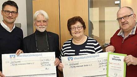 Helga Kern und die Firma Kern übergaben insgesamt 8000 Euro als Spende an die Stiftung für krebskranke Kinder (von links): Roland Kern, Uwe Rendigs, Helga Kern, Hartmut Bohl.  Foto: stemi
