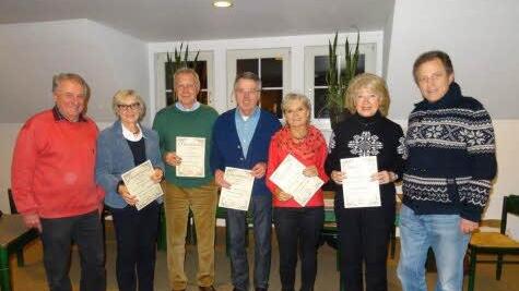 Ehrungen beim Tennisverein Rot-Wei&szlig; (von links): Klaus Beck (Vorsitzender), Doris Schipper, Karl Fischer, Bernd Faber, Angelika Wittek, Erika Gabold und Pr&auml;sident Hans Markwalder. Es fehlen: Edda und G&uuml;nther Scheuermann, Edgar Gusinde, Peter Klimt, Herbert Schulz.  Foto: TC Rot-Wei&szlig;