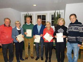 Ehrungen beim Tennisverein Rot-Weiß (von links): Klaus Beck (Vorsitzender), Doris Schipper, Karl Fischer, Bernd Faber, Angelika Wittek, Erika Gabold und Präsident Hans Markwalder. Es fehlen: Edda und Günther Scheuermann, Edgar Gusinde, Peter Klimt, Herbert Schulz.  Foto: TC Rot-Weiß