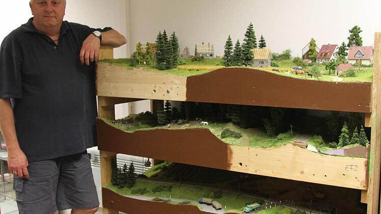 Die einzelnen Module der Modellbahnen sind schwer zu transportieren. Foto: Sonny Adam