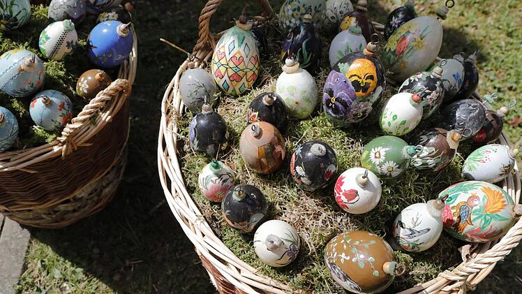 Der fertig geschmückte Osterbrunnen in Lauf (Gemeinde Zapfendorf). Foto: Matthias Hoch