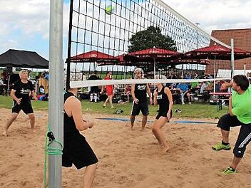Pfarrerin Angelika Steinbauer (oben Mitte) und Pfarrer Wolfgang Schmidt (rechts) segneten das neue Sportgelände, auf dem dann 18 Mannschaften zum Turnier in vier Ballsportarten antraten (unten). Fotos: Evi Seeger