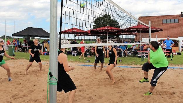 Pfarrerin Angelika Steinbauer (oben Mitte) und Pfarrer Wolfgang Schmidt (rechts) segneten das neue Sportgelände, auf dem dann 18 Mannschaften zum Turnier in vier Ballsportarten antraten (unten). Fotos: Evi Seeger