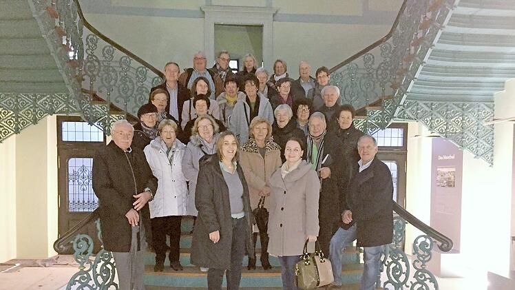 Gruppenbild im herrlichen Treppenhaus des Luitpoldbades. Foto: Nicole Renner-Knopp