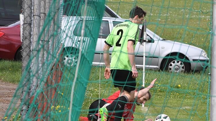 Die SG Oberbach/Riedenberg II (rotes Trikot) ist sauer: Gegen Sch&ouml;nderling (mit Michael Gerlach) verliert die SG mit 1:4.Hopf