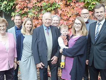Zahlreiche Glückwünsche zum 90. Geburtstag erhielt Hans Hempfling (Vierter von links), hier im Kreis seiner Familie sowie mit Drittem Bürgermeister Markus Wich (rechts). Foto: K.- H. Hofmann