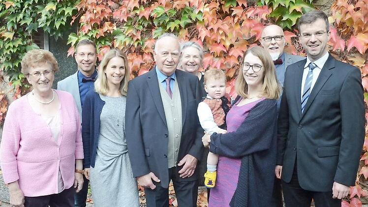 Zahlreiche Glückwünsche zum 90. Geburtstag erhielt Hans Hempfling (Vierter von links), hier im Kreis seiner Familie sowie mit Drittem Bürgermeister Markus Wich (rechts). Foto: K.- H. Hofmann