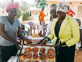 Gefl&uuml;chtete Frauen aus dem Nuba-Gebirge haben selbst gebacken. Foto: p
