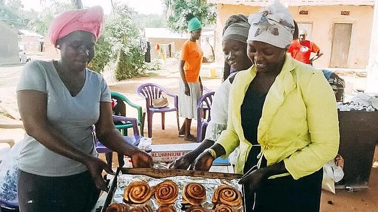 Gefl&uuml;chtete Frauen aus dem Nuba-Gebirge haben selbst gebacken. Foto: p
