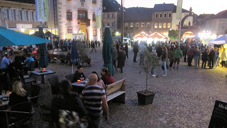 Wieder mal was los in der Saalestadt. Das "Dämmers(c)hoppen kam gut an.Winfried Ehling