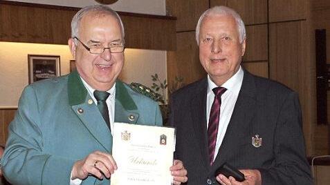 Schützenmeister Erwin Kalb (links) gratulierte Siegfried Jäkel (rechts) zum 80. Geburtstag und überreichte das vom Schützenbund verliehene Protektorabzeichen in Silber. Foto: Alfred Thieret