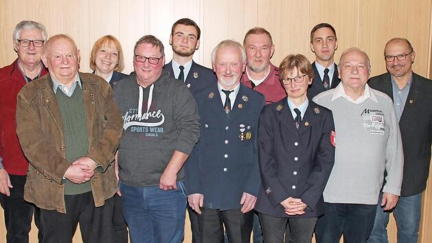 Bei der Feuerwehr M&ouml;dlitz erhielt Heinz Ponsel (Mitte) das staatliche Ehrenzeichen f&uuml;r 50 Jahre aktiven Dienst, Zudem wurden Mitglieder f&uuml;r zehn bis 60-j&auml;hrige Mitgliedschaft geehrt, hier zusammen mit der Vorsitzenden Christine Ponsel (4. von rechts) und B&uuml;rgermeister Knut Morgenroth (rechts) .  Foto: Herbert Fischer