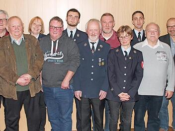 Bei der Feuerwehr Mödlitz erhielt Heinz Ponsel (Mitte) das staatliche Ehrenzeichen für 50 Jahre aktiven Dienst, Zudem wurden Mitglieder für zehn bis 60-jährige Mitgliedschaft geehrt, hier zusammen mit der Vorsitzenden Christine Ponsel (4. von rechts) und Bürgermeister Knut Morgenroth (rechts) .  Foto: Herbert Fischer
