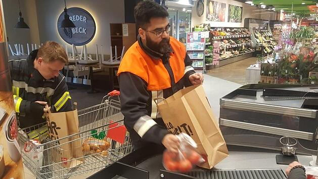 Mitglieder der Freiwilligen Feuerwehr Ma&szlig;bach kaufen jetzt f&uuml;r Menschen ein, die zu den Risikogruppen z&auml;hlen.  Foto: Markus Hoffmann