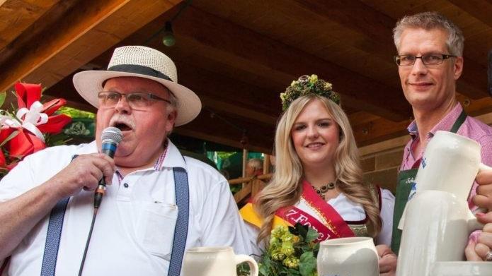 2016 war Franz Streit als Kellerwaldbürgermeister mit vollem Einsatz dabei, hier mit der damaligen Bierkönigin Carina Schneider und OB Uwe Kirschstein  Foto: privat