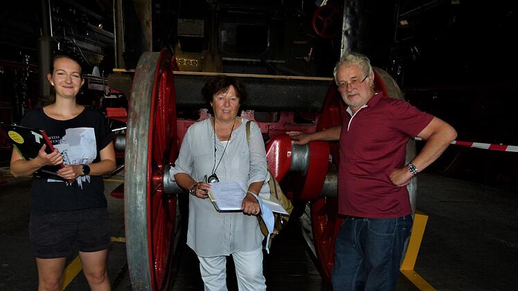 Redakteur Thomas Kania bespricht mit Regieassistentin Lisa Körtelt (Mitte) und Laura Pietrowski  von der Aufnahmeleitung die letzten Details für die Dreharbeiten. Foto: Werner Reißaus