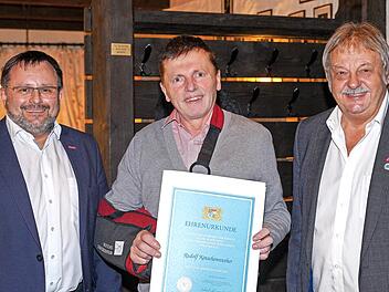 HWK-Vizepräsident Harald Sattler (links) und Kronachs Kreishandwerksmeister Heinrich Schneider (rechts) übergaben die Ehrenurklunde des Wirtschaftsministeriums an Rudolf Kotschenreuther.