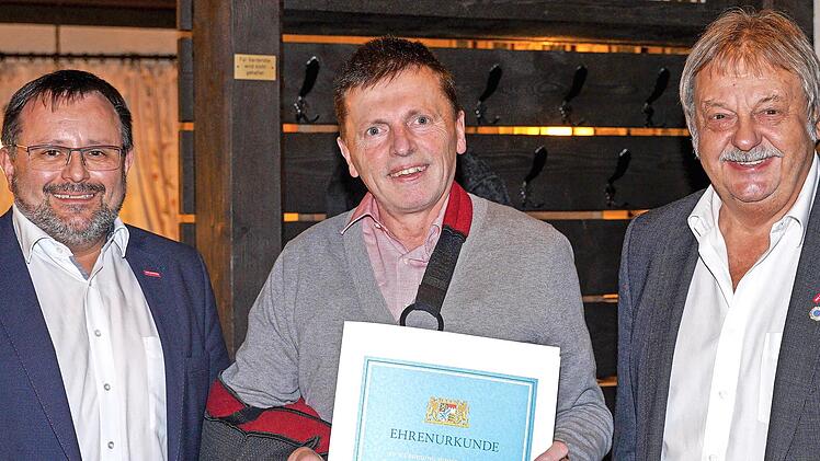HWK-Vizepräsident Harald Sattler (links) und Kronachs Kreishandwerksmeister Heinrich Schneider (rechts) übergaben die Ehrenurklunde des Wirtschaftsministeriums an Rudolf Kotschenreuther.