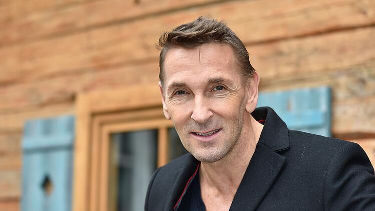 In bisher 19. Staffeln spielte Mark Keller den verschrobenen Chefarzt Alexander Kahnweiler. Beinahe h&auml;tte er die Rolle gar nicht angenommen.