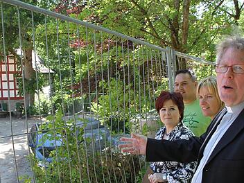 Blick auf die Baustelle der Weihermühle (von links) Christina Flauder, Mitglieder der Dekanatssynode, Dekanatsjugendreferent Christian Hanf, Hauswirtschaftsleiterin Manuela Stumpf und Dekan Jürgen Zinck. Foto: Anna Lienhardt