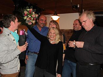 Prima Stimmung herrscht bei den Buschklopfern nach der Wahl. Von links Frank Walther, Andrea Sack (verdeckt), Ulli Schmidt, Carolin Wagner, Cosima Asen, Thomas Lindner und Johannes Asen. Foto: Katrin Geyer