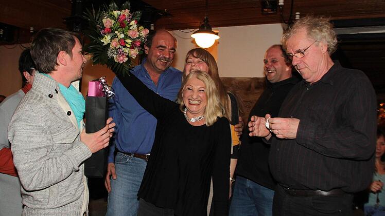 Prima Stimmung herrscht bei den Buschklopfern nach der Wahl. Von links Frank Walther, Andrea Sack (verdeckt), Ulli Schmidt, Carolin Wagner, Cosima Asen, Thomas Lindner und Johannes Asen. Foto: Katrin Geyer