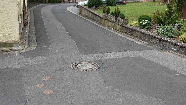Straßenschäden in Waldfenster werden noch ausgebessert.