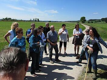 BN-Ortsgruppenvorsitzende Sigrid Baurmann führt die ersten Besucher über den Natur- und Erlebnispfad. Foto: Sonja Werner