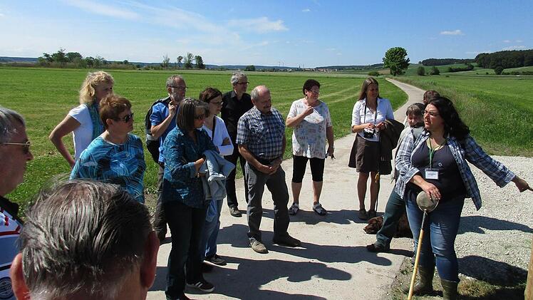 BN-Ortsgruppenvorsitzende Sigrid Baurmann führt die ersten Besucher über den Natur- und Erlebnispfad. Foto: Sonja Werner
