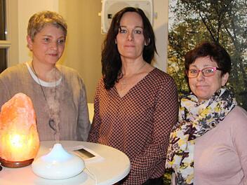 Menschen auf ihrem letzten Lebensweg zu begleiten und diese wichtige Lebensphase am Ende des irdischen Daseins im Wohnheim oder Zuhause lebenswert zu gestalten : Das ist das Ziel der lebensbegleitenden Angebot des Caritas-Kreisverbands Kronach. Einen Einblick gaben (von links): Bettina Förner, Kirstin Appel und Sybille Horn.  Foto: Rainer Glissnik