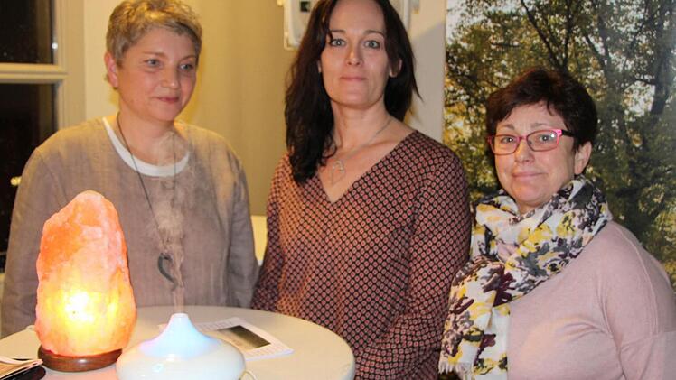Menschen auf ihrem letzten Lebensweg zu begleiten und diese wichtige Lebensphase am Ende des irdischen Daseins im Wohnheim oder Zuhause lebenswert zu gestalten : Das ist das Ziel der lebensbegleitenden Angebot des Caritas-Kreisverbands Kronach. Einen Einblick gaben (von links): Bettina Förner, Kirstin Appel und Sybille Horn.  Foto: Rainer Glissnik