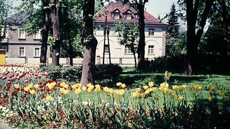 Ein Blick vom Stadtpark in Richtung Hardenbergstraße in den sechziger Jahren (links) ... Foto: Stadtarchiv