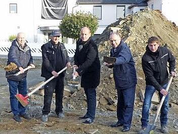 Den offiziellen Spatenstich nahmen (von links) VG-Geschäftsstellenleiter Michael Laaber, STS-Polier Günther Weiß, Bauamtsleiter Andre Weber, Bürgermeister Franz Uome und STS-Bauleiter Timo Hofmann vor.  Foto: kpw