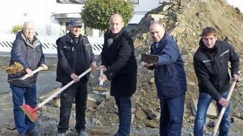 Den offiziellen Spatenstich nahmen (von links) VG-Geschäftsstellenleiter Michael Laaber, STS-Polier Günther Weiß, Bauamtsleiter Andre Weber, Bürgermeister Franz Uome und STS-Bauleiter Timo Hofmann vor.  Foto: kpw