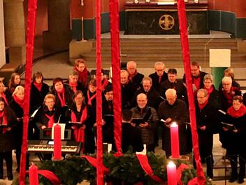 Unter dem Adventskranz von St. Stephanus stimmten die Chöre auf die Weihnachtszeit ein. Johanna Blum