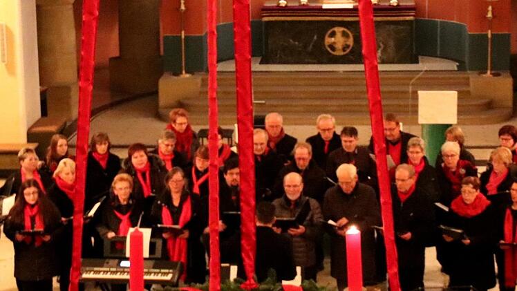 Unter dem Adventskranz von St. Stephanus stimmten die Chöre auf die Weihnachtszeit ein. Johanna Blum