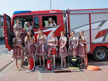 Die Ehrendamen der Feuerwehr Burggrub: im Auto von links Laura Wittmann, Lea Schießwohl, Laura Schmitt, vorne  von links Jana Frey, Alexa Rauch, Lea Beetz, Anna-Lena Schmitt, Lara Ehrsam, Nina Fleischmann und  Isabell Zipfel.Karl-Heinz Hofmann