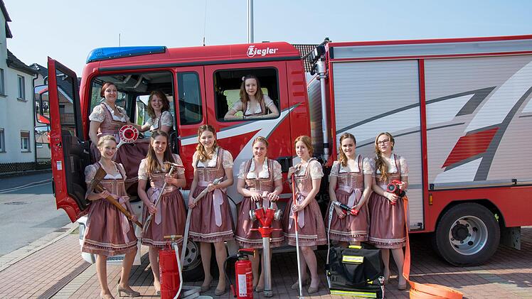Die Ehrendamen der Feuerwehr Burggrub: im Auto von links Laura Wittmann, Lea Schießwohl, Laura Schmitt, vorne  von links Jana Frey, Alexa Rauch, Lea Beetz, Anna-Lena Schmitt, Lara Ehrsam, Nina Fleischmann und  Isabell Zipfel.Karl-Heinz Hofmann