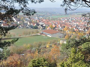 Spätherbstlicher Blick auf die Gemeinde Nüdlingen vom Schlossberg aus. Im Zentrum sieht man die Schlossberghalle und den Schulsportplatz. Foto: Arthur Stollberger