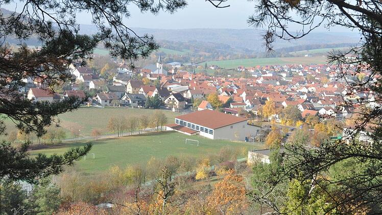 Spätherbstlicher Blick auf die Gemeinde Nüdlingen vom Schlossberg aus. Im Zentrum sieht man die Schlossberghalle und den Schulsportplatz. Foto: Arthur Stollberger