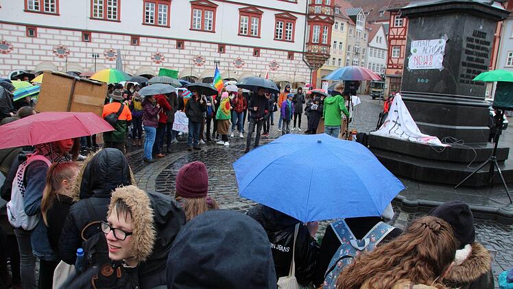 Rund 200 Schüler nahmen am Freitag an der zweiten "Fridays for Future"-Demonstration in Coburg teil.Oliver Schmidt
