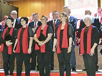 Gesangverein und Blaskapelle begeisterten in der Kulturhalle Ebersdorf mit einem facettenreichen und gelungenen Osterkonzert. Foto: Karl-Heinz Hofmann