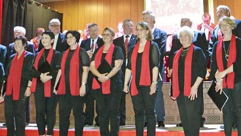 Gesangverein und Blaskapelle begeisterten in der Kulturhalle Ebersdorf mit einem facettenreichen und gelungenen Osterkonzert. Foto: Karl-Heinz Hofmann