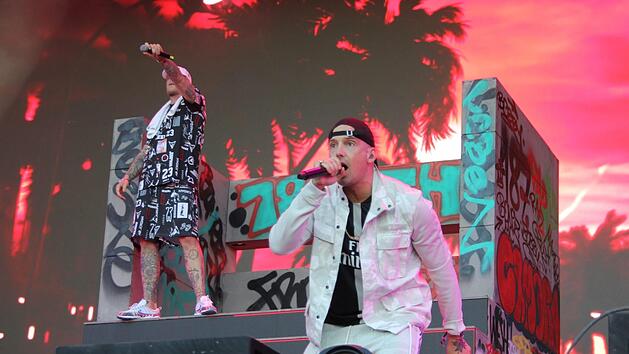 Die beiden Rapper BONEZ MC und RAF Camora bringen die Meute bei Rock im Park 2019 zum Eskalieren. Foto: Tobias Utz