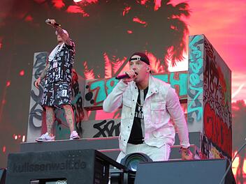 Die beiden Rapper BONEZ MC und RAF Camora bringen die Meute bei Rock im Park 2019 zum Eskalieren. Foto: Tobias Utz