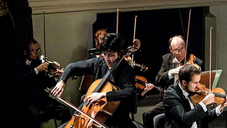 Gefeierter Solist beim Sinfoniekonzert im Landestheater  Coburg war der junge Cellist Woongwhee Moon. Seit 2018 ist er Solo-Cellist des Philharmonischen Orchesters.Foto: Jochen Berger
