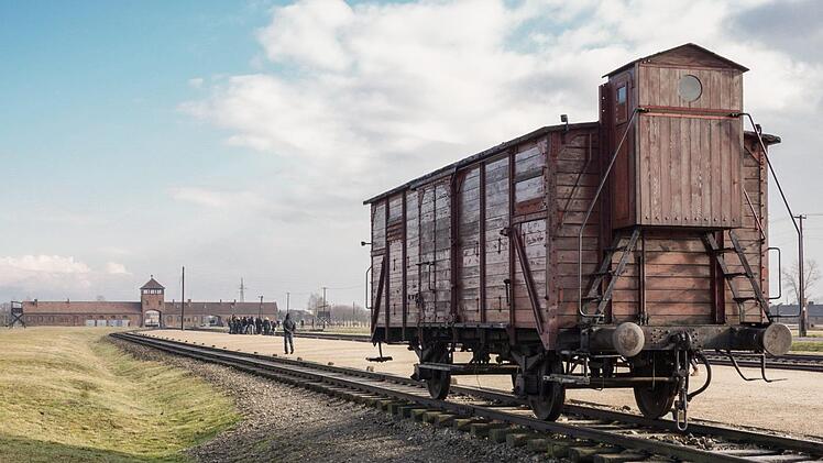Zufahrt zum KZ Auschwitz Foto: Scottiebumich/adobestock.com